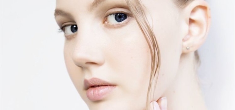 Effective-Ways-to-make-Facial-Pores-Look-Smaller-blog-roop-mantra